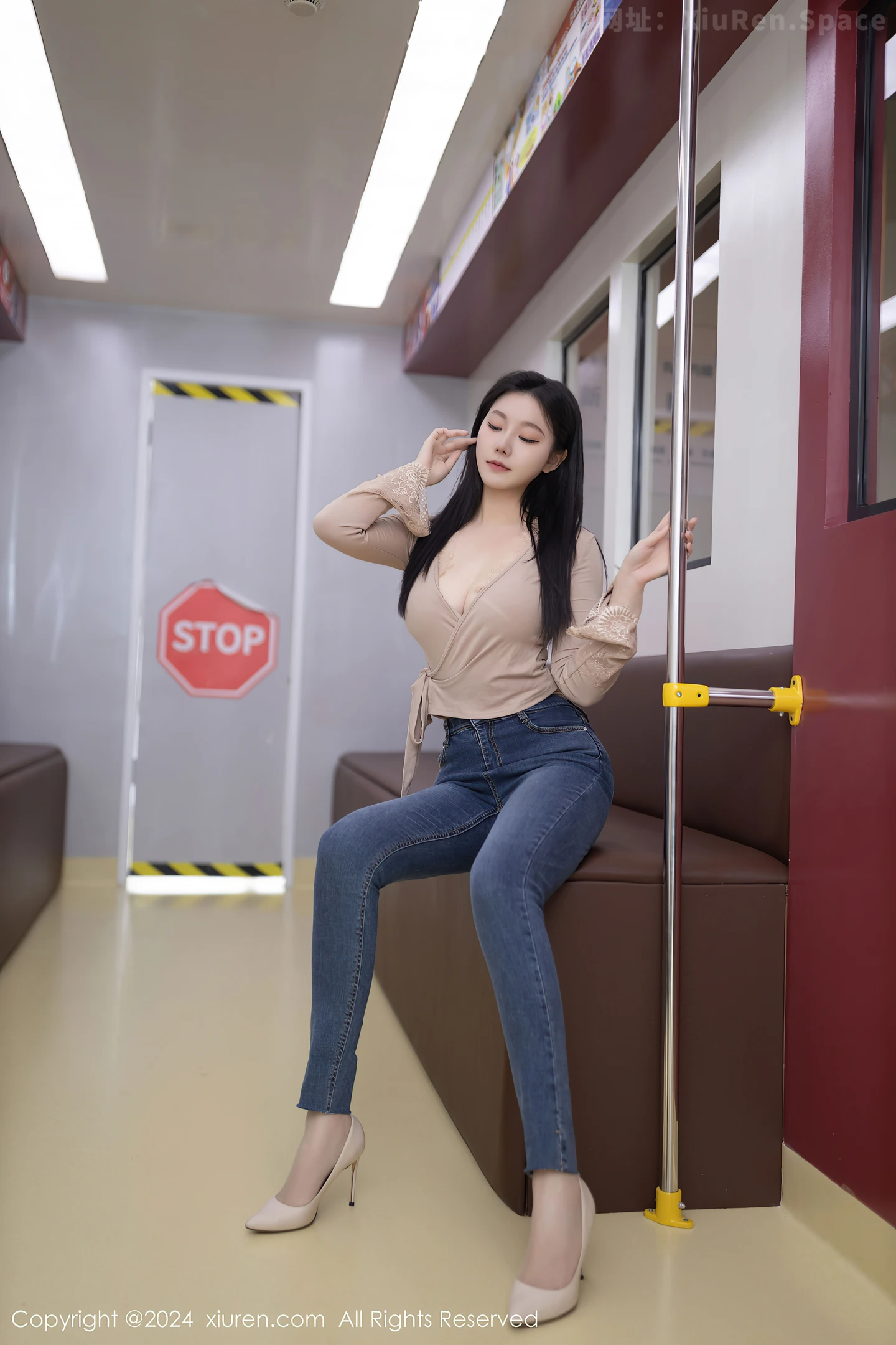 图片[6]-[XiuRen秀人网]VOL.8498 模特安然anran杏色上衣配牛仔裤露性感内衣超薄肉丝完美诱惑写真79P-秀人网官方网站